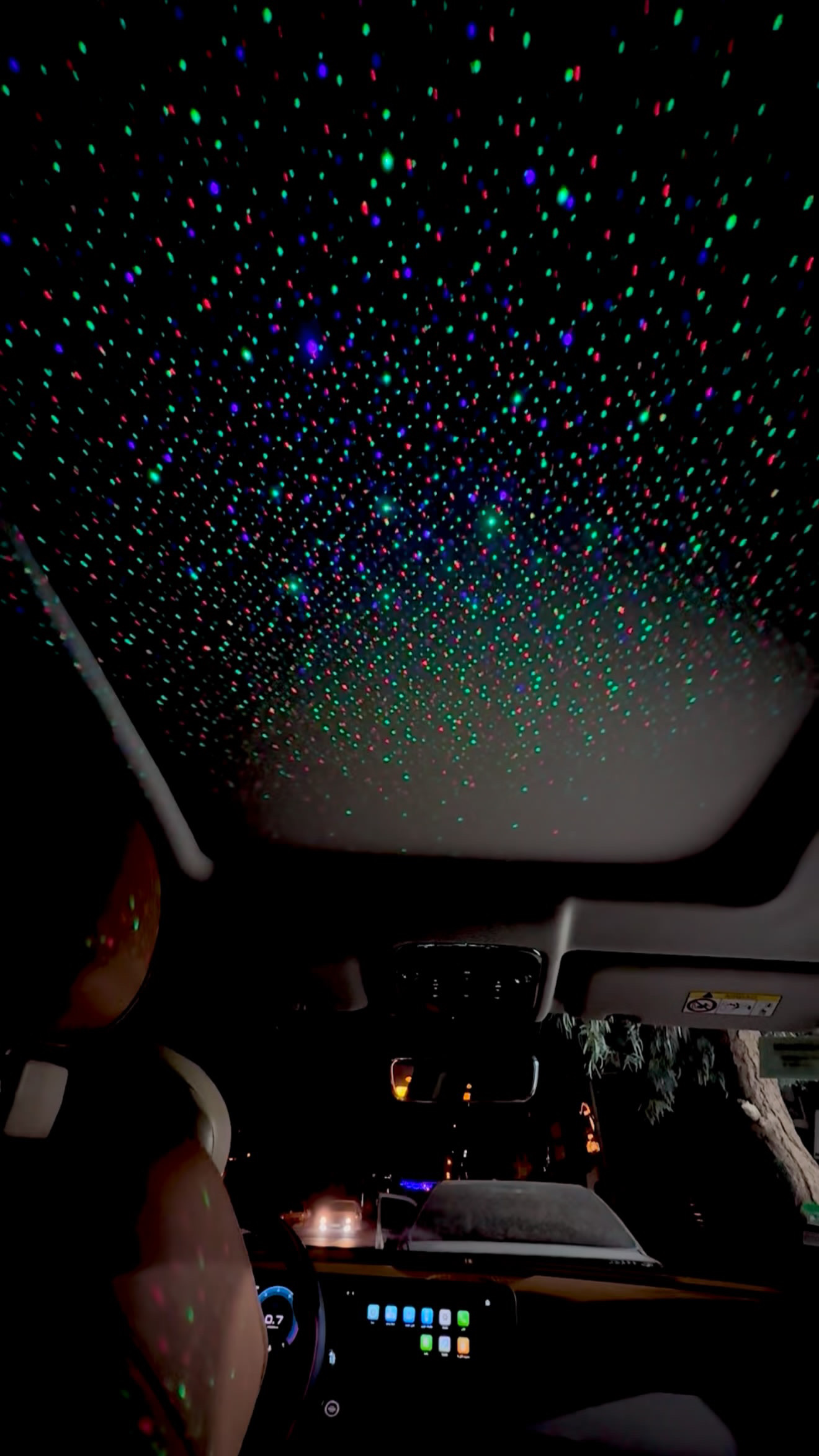 جنس بدنه:: آلیاژ آلومینیوم 		 نورپردازی: 5حالت نور پردازی 		 نور لیزر: دارد / سه رنگ آبی و قرمز و سبز.. 		امکان چرخش نور لیزر برای تنظیم روی سقف 		 حجم مخزن: 50 میلی لیتر